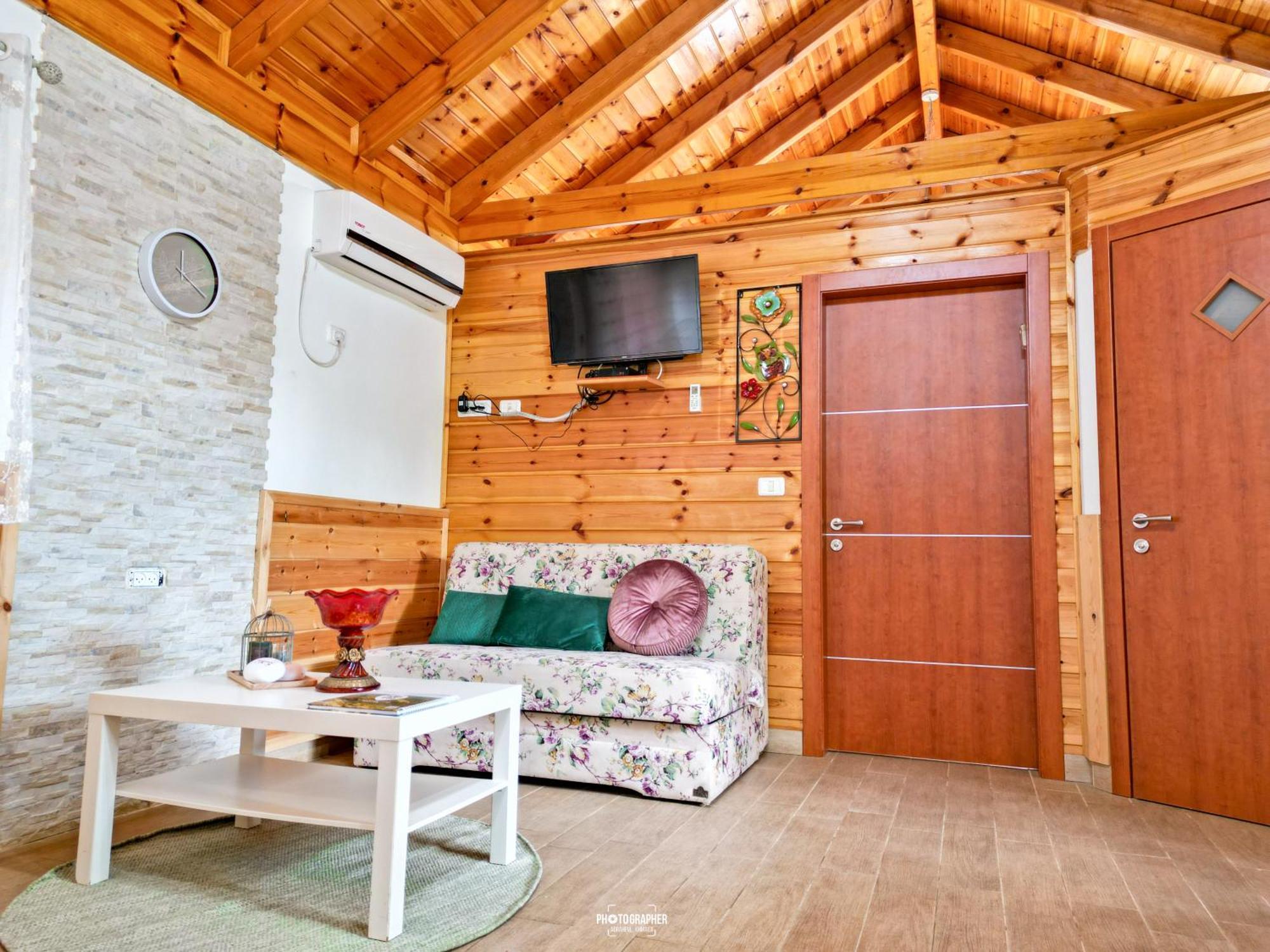 The Wooden Rose Cabins Bezet Room photo