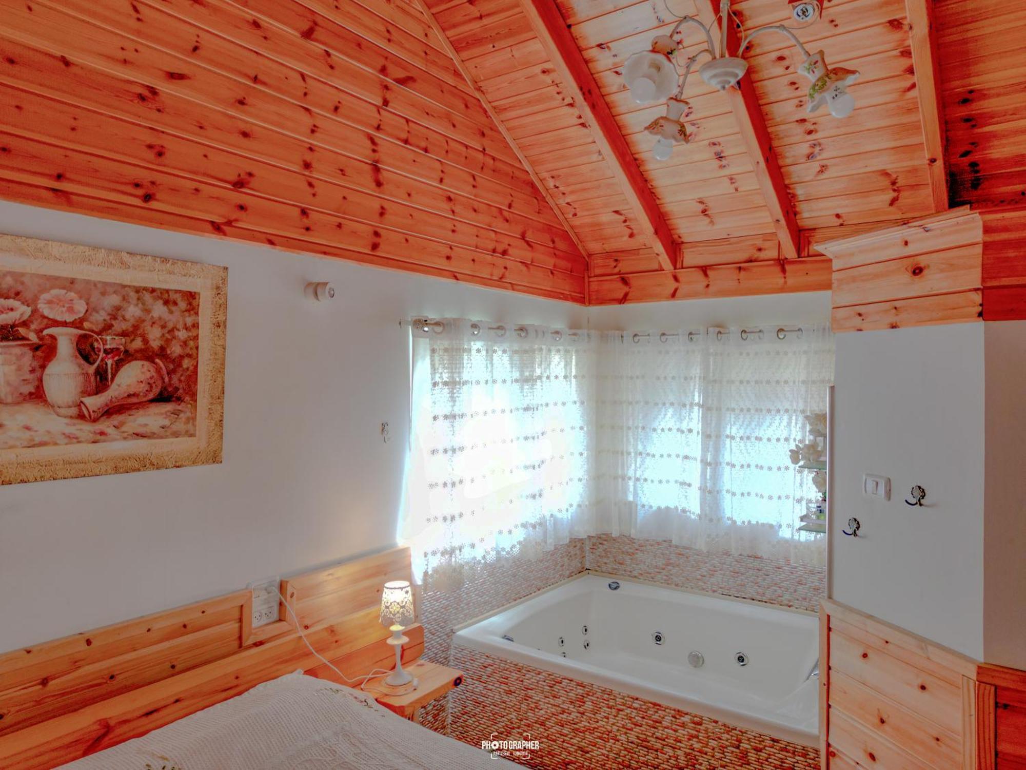 The Wooden Rose Cabins Bezet Room photo