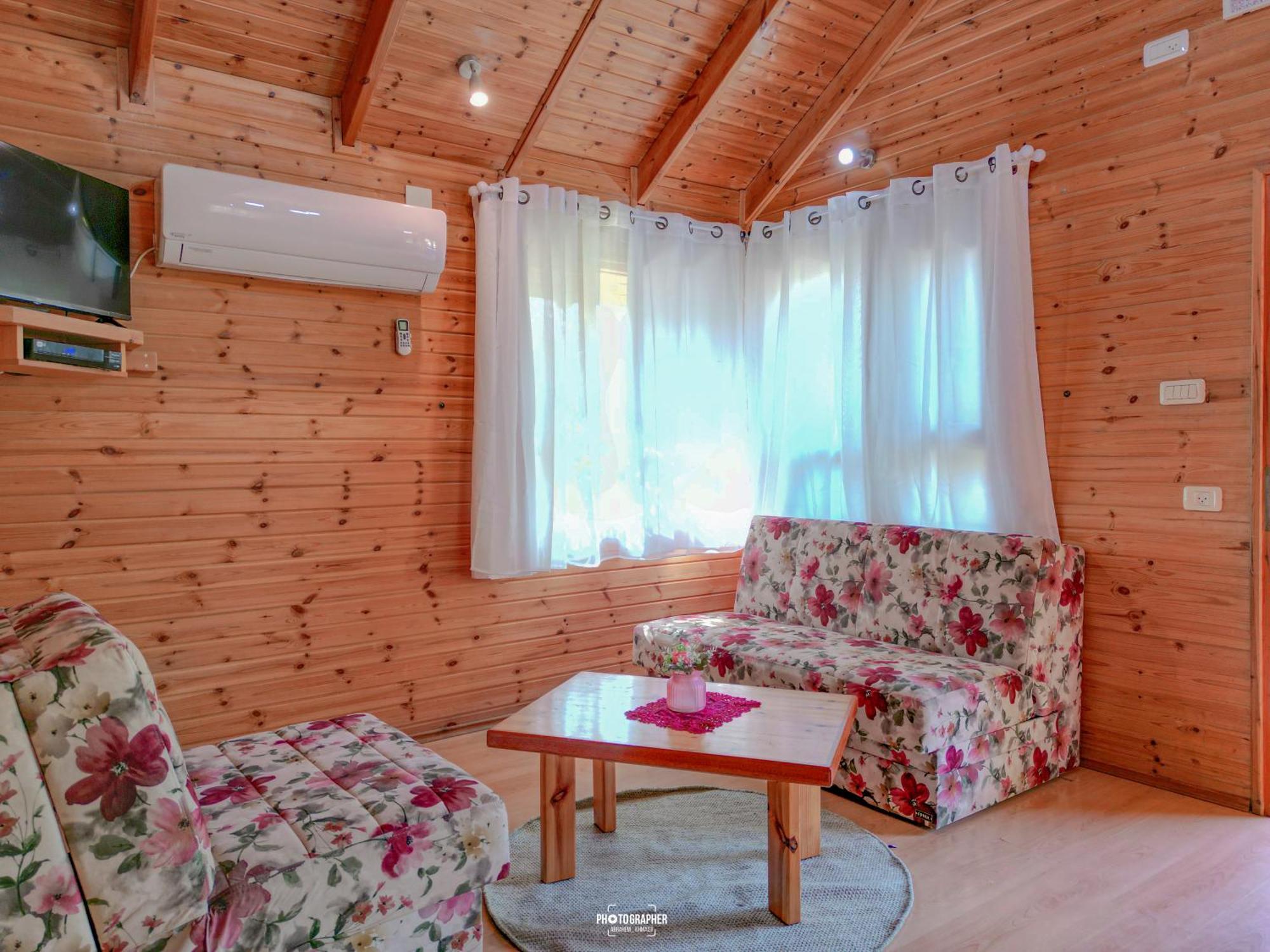 The Wooden Rose Cabins Bezet Room photo